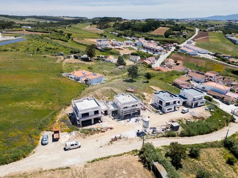 Villa met 4 slaapkamers, bestaande uit begane grond en 1e verdieping met zwembad Begane grond: inkomhal, woonkamer in open ruimte met keuken (voorzien van kookplaat, oven en afzuigkap), bijkeuken, badkamer en slaapkamer met inbouwkast. 1e verdieping:...