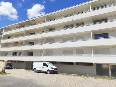 Dimitri Coquet presents you on the 3rd floor of a condominium, a T3 apartment of 71.69 m² with sea view and private access to the beach without having to cross the road --- YOU HAVE --- 1 Entrance 6.32 m² 1 Hallway 2.18 m² 1 Independent kitchen 9.19 ...