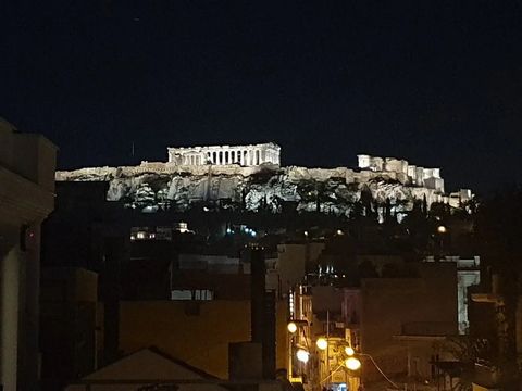Exklusiva takvåningssmycken i centrala Aten! 110 kvm väntar på dig lyx i denna utsökta takvåning nära Thissio, mitt i hjärtat av Aten. Den har 3 sovrum, ett rymligt vardagsrum och matplats, 2 balkonger med fantastisk utsikt över Akropolis, ett fullt ...