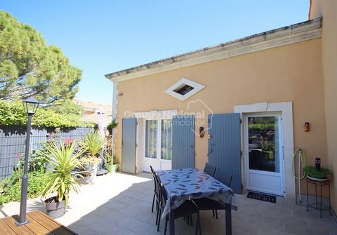 It is a real pearl in a secure setting. With its two terraces, its sheltered garden and its private parking spaces, this house is a well-protected cocoon in the heart of a secure residence. Its living room reveals a very neat high-quality equipped ki...