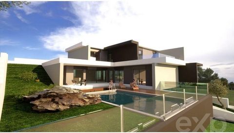 Construction of an exclusive luxury 4-bedroom home with a breathtaking view of green areas and the Arrábida Mountain Range. Welcome to your future home, where elegance meets comfort! This magnificent under-construction 4-bedroom villa offers an excel...