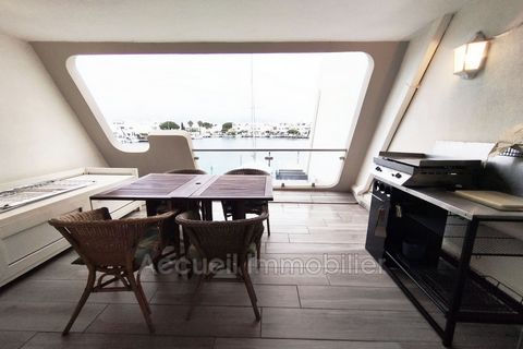 Marina P2 with private parking, in good condition, sold furnished. Pier 3.5 x 13 m with catway, loggia of approximately 14 m². Separate toilet, bathroom with shower, washing machine + dishwasher. Marina 2 sector, in a quiet condominium. 352 000 € Fee...