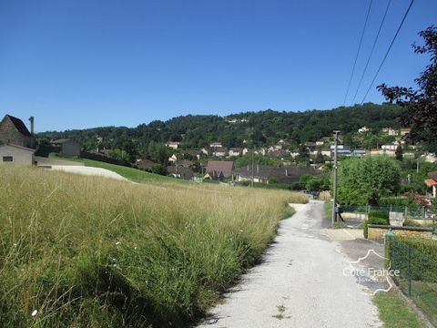 A vendre proche centre ville de SARLAT et de tous commerces terrain à bâtir de 1086 m2 . Vue dominante, exposition sud ouest. CU en cours de validité. Prix 29000.00 euros Honoraires à la charge du vendeur. La présente annonce a été rédigée sur la res...