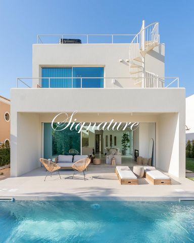 Inspirée par un mélange d’architecture moderne et de l’Algarve, cette maison présente des lignes épurées, un éclairage sophistiqué et une palette de couleurs blanches prédominante. En entrant, vous rencontrerez un design de rez-de-chaussée sans coutu...