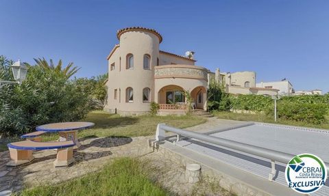 Descubre una joya residencial en la deseada UrbanizaciÃ³n Ãnfora de Sant Pere Pescador. Esta exclusiva casa de 2 habitaciones y 2 baÃ±os se erige a solo 100 metros de la playa, ofreciÃ©ndote una ubicaciÃ³n privilegiada para disfrutar del encanto del ...