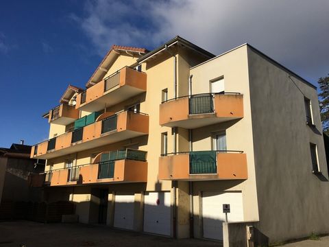 Saint Etienne de Saint Geoirs centre, dans une petite copropriété de 2007 à gestion bénévole, exposition Sud-Ouest pour ce vaste appartement de type 3, d'une superficie de 82 m2, comprenant un séjour ouvert sur cuisine aménagée, deux chambres avec pl...