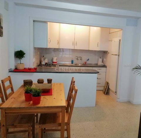 This charming apartment in Arroyo de la Miel is a real gem. Located in a well-connected area and close to all amenities, this home offers comfort and convenience at your fingertips. With 2 cozy bedrooms, a stylish bathroom, an equipped kitchen and a ...