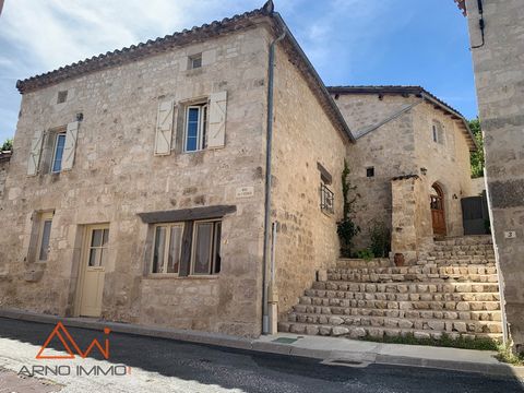 Superb tastefully renovated village house, located in the Golden Triangle, a picturesque place of 164 m2 of living space combining the charm of wood and stone. In addition, a very pleasant enclosed garden with a terrace accessible by floor and an abo...