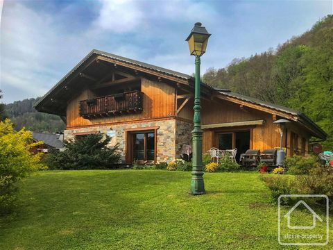 Chalet Iris is a stunning four-bedroom chalet situated in the highly sought-after area of Samoëns. Built by local artisans in 2003, this property showcases exceptional craftsmanship and attention to detail throughout. The chalet offers an abundance o...