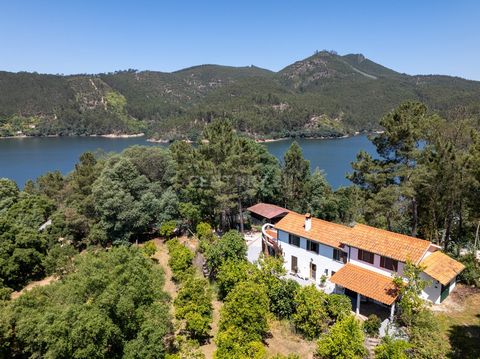 Discover Your Dream Riverside Home in Central Portugal! Welcome to an exclusive 1.5-hectare property at Albufeira do Castelo do Bode, featuring a private beach, dock, and breathtaking panoramic river views. This property includes a charming main hous...