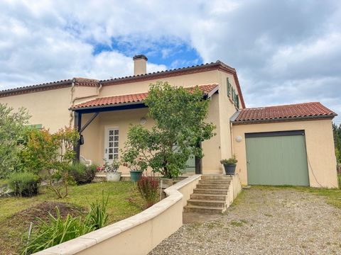 Maison de construction traditionnelle de 1983, située dans un village tous commerces, avec 5 chambres, un garage attenant, et un jardin clôturé de 1 046 m2 . Situation tranquille, non isolée. 150 m2 habitables. Une grande entrée ; une cuisine de 15 m...