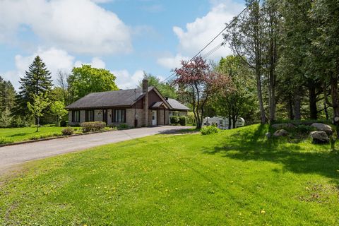 Casa de 5 dormitorios con gran lote en St-Nicolas! ¡Hermosa residencia de 51 pies de frente de ladrillo por 42 pies de ancho, ubicada en un magnífico lote de casi 400,000 pies cuadrados arbolado y maravillosamente bien ajardinado (36,773m²)! ¡Natural...