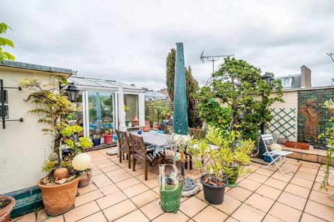 In a co-ownership building in a prime location, a stone’s throw from Lycée Pasteur and all the shops, in quiet surroundings, this apartment with a habitable surface area of 114.5m² (1,232 sq ft) on the 5th and top floor is laid out as follows: entran...