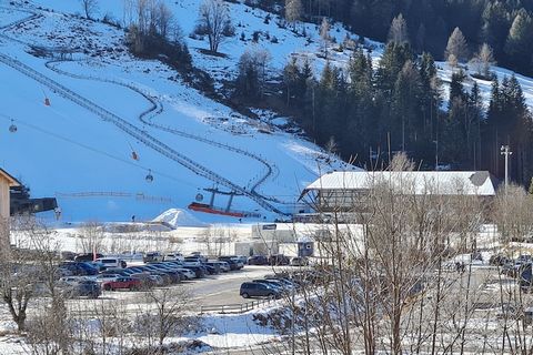 Le appartement à Bad Kleinkirchheim possède 1 chambre(s) et Capacité pour 4 personnes. Logement de 50 m² meublé avec goût et totalement équipé, situé en première ligne de golf et au pied des pistes de ski, avec vue sur la montagne et le champ de golf...