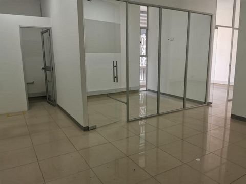 Venta de linda oficina, ubicada en 4to piso, con un área de 59 mts, Tiene 1 garaje. Bateria de baños. Zonas comunes: Terraza, salas de juntas en piso (4,5) cocina, porteria 24 hora, edificio moderno. A media cuadra de la carrera 15. Features: - Furni...