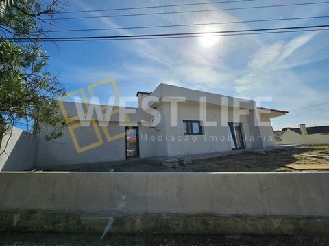 Private condominium consisting of 3 equal single storey villas with the possibility of building swimming pools, endowed with privacy and designed with direct contact with nature in mind, promoting the well-being and privacy of those who live in it, g...