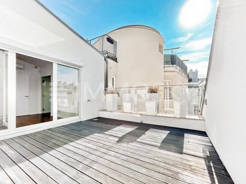 Tout simplement pour tomber amoureux ! Cet appartement unique de 4 pièces est situé dans un grenier aménagé (agrandi en 2014) d’une maison du début du siècle avec ascenseur et impressionne par ses pièces lumineuses. De l’entrée, vous pouvez accéder a...