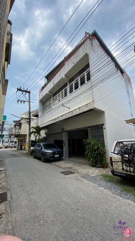 So many possibilities! This twin shophouse is located in a prime area close to Rajabhat University and Tanin Market. It’ll be perfect to be renovated into a guest house, small boutique hotel or co-working space.Price: 7.5 million baht.Features: - lar...