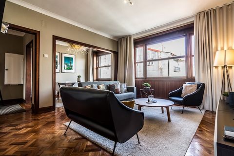 Ten przestronny, klimatyzowany apartament oferuje komfortowy i przyjazny zwierzętom pobyt, idealny dla rodzin lub grup. Posiada sypialnię główną z podwójnym łóżkiem i dwie dodatkowe sypialnie, każda z dwoma pojedynczymi łóżkami, mieszczące do sześciu...