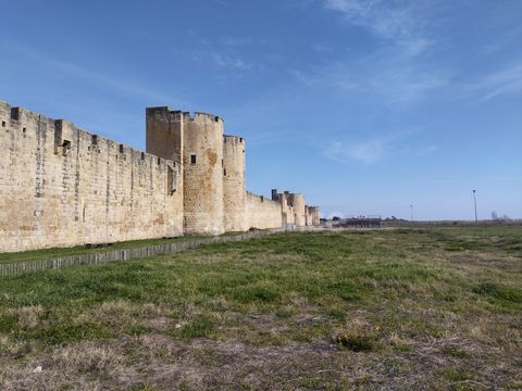 GARD (30) AIGUES-MORTES (30200) à vendre Immeuble mixte de 300 m 2 dont 1 grand local commercial et 3 appartements