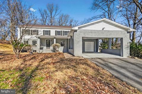 Bienvenue au 2812 Northwind Rd, une superbe maison prête à emménager à Parkville offrant 4 chambres, 2 salles de bains complètes et 2 demi-salles de bains. Le niveau principal dispose d’un salon spacieux avec éclairage encastré, d’une salle à manger ...