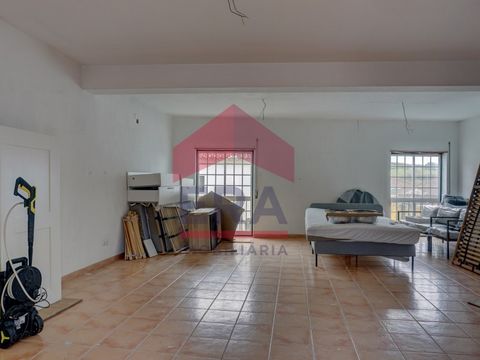 Storage room with 69 m2, terrace with internal and external access of approximately 60 m2, in the center of Reguengo Grande close to services and commerce. 10 minutes from access to the A8, 15 minutes from Lourinhã and beaches. *The information provi...