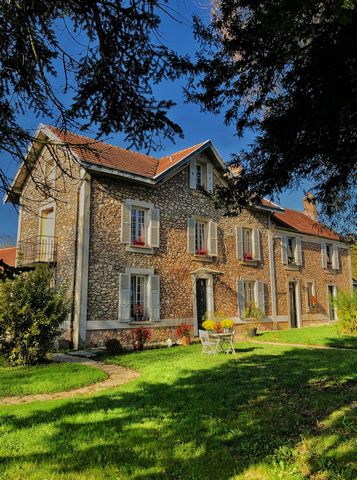 Discover this stunning 19th-century master house, fully renovated to modern standards, offering a perfect blend of historical charm and contemporary comfort. Nestled on a 3,350 m² buildable plot, beautifully landscaped with apple and hazelnut trees, ...