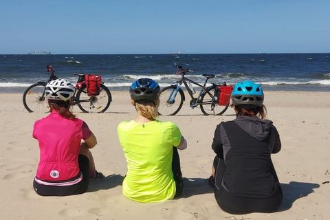 Kameralny budynek apartamentowy w spokojnej okolicy, w obrębie centrum kurortu. Do plaży 300 m. Restauracje, kawiarnie, sklepy i wszystkie atrakcje kurortu w zasięgu kilku kroków. Apartament typu studio na pierwszym piętrze. Posiada duży, ogrodzony t...