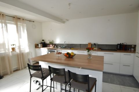 10 kms from colmar, village house, approx. 150 m2 of living space, on 3 ares of land. Possibility of living on one level. On the ground floor: a living room, a dining room, an equipped kitchen, a separate toilet, a bedroom with shower. Upstairs: 3 be...