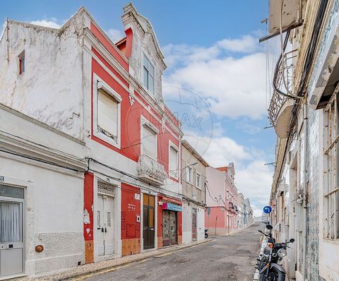 PRÉDIO PARA INVESTIMENTO | PALHAVÃ, SETÚBAL Este prédio para remodelação total , situado na zona da Palhavã, em Setúbal , é uma excelente opção para quem procura um imóvel com potencial de valorização . Com uma área bruta privativa de 194,79 m² , o e...