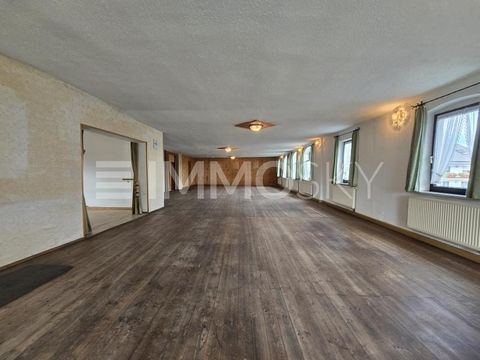 Zum Verkauf steht ein charmantes Gasthaus mit angrenzender Wohnung, das viel Potenzial bietet. Beide Objekte sind direkt miteinander verbunden, verfügen jedoch über separate Eingänge und bieten vielseitige Nutzungsmöglichkeiten. Gasthaus: - Im Erdges...