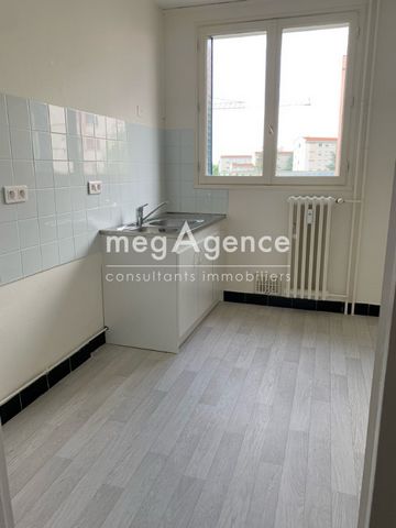 Dans une résidence, proche du lycée Paul Constans, cet appartement est situé au 1er étage sans ascenseur avec accès sécurisé par digicode. Il dispose d'une entrée ouvrant sur un salon-séjour double avec balcon (possibilité de créer une 2ème chambre) ...