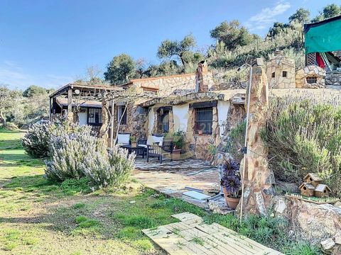 Ubicada en la tranquila y pintoresca localidad de Casabermeja, esta encantadora vivienda en finca rústica ofrece un estilo de vida relajado en contacto con la naturaleza, a tan solo 25 minutos de Málaga capital. Con una superficie construida de 72 m²...