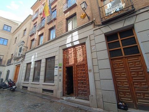 ¿Quieres comprar un local comercial en Toledo? Excelente oportunidad de adquirir en propiedad este local comercial situado en la planta baja de un edificio residencial con acceso independiente desde la calle. Cuenta con tres plantas conectadas median...