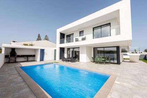 Bem vindos a esta moradia moderna, ecologicamente sustentável, perto do centro da Vila do Bispo e das espetaculares praias da Costa Vicentina, o paraíso para os amantes de surf! Com ótima exposição solar e muita luz direta vinda das altas portas de v...