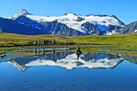 The VVF Val-Cenis Haute-Maurienne includes 2 sites 450 meters apart on each side of the Arc river: Val Cenis le Haut with 95 housing units integrated into the village resort, spread across small complexes of 1, 2 or 3 floors. Close to the Val-Cenis L...