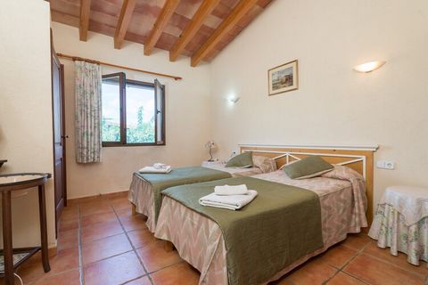 The exteriors of this country house invite to rest, since it has a big private salt pool, 10 x 5 m and 1 to 1.8 m deep, surrounded by astonishing views through field and mountain. In its surroundings, there are 6 sun loungers to sunbathe and a cosy p...