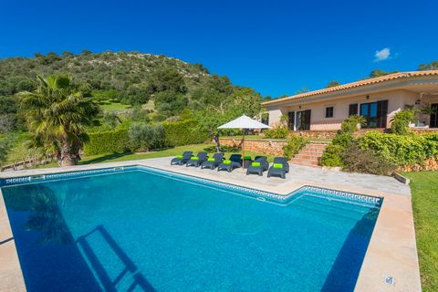 Welcome to this house with magnificent views on the outskirts of s'Horta. It is prepared for 6 persons. It is the perfect place to enjoy a relaxing holiday in nature surroundings. The house is situated at only 2km from s'Horta, where you will find ba...