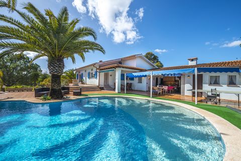 Dit is een prachtige villa van 200 m2 gelegen dichtbij Calas de Mallorca. Het is geschikt voor 9 personen en beschikt over een privé zwembad en fantastisch buitenruimtes. Dit huis ligt op een terrein van 3500 m2 en is in 2000 gerenoveerd; het is perf...