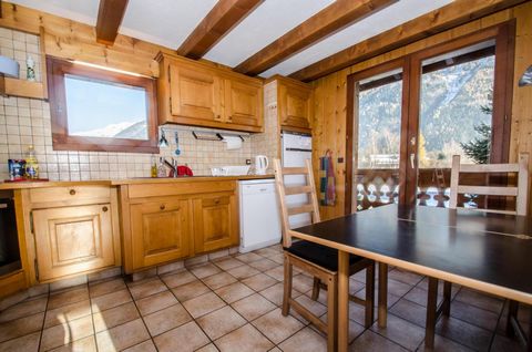 The Chalet Le Tilleul is a spacious house of 200 m² for 12 people. It is situated in la Plaine des Praz district, in Chamonix resort. You'll appreciate the view over the Mont-Blanc. The ski slopes are located 1000 m from the accommodation. Shops and ...