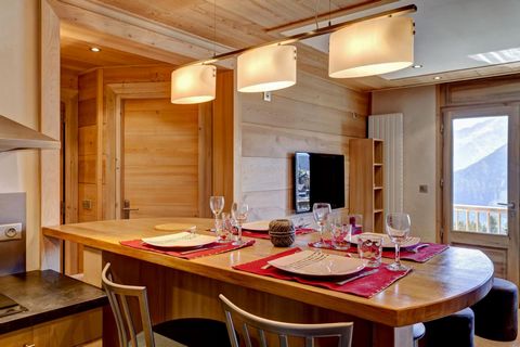 The residence Foret du Praz is situated in the district of Plantrey, in Courchevel 1850, nearby to the skiing slopes, 500 m away from the ski school, 300 m away from the shops, restaurants and resort center. Surface area : about 63 m². 4th floor. Ori...