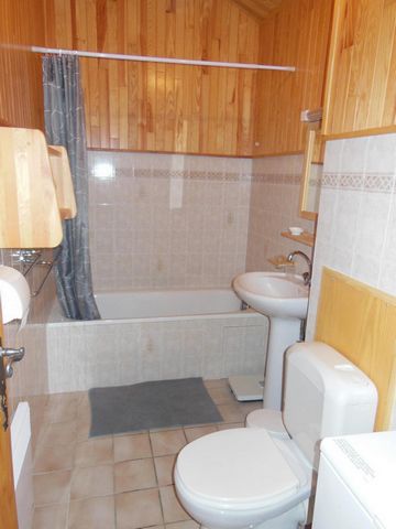 The Chardonnet is a beautiful residence built in a traditional Savoyard style and ideally located in Les Hauts du Crey area, 200 meters from the gondola and a few steps away from the centre of Champagny village. It is south facing and offers a fantas...