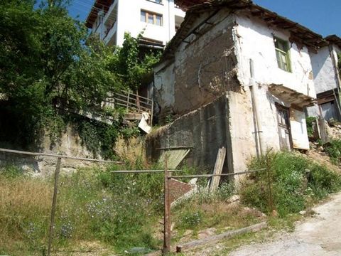 376: WIR VERKAUFEN EIN ALTES STEINHAUS AM RAYKOVO-PLATZ MIT EINER BEBAUTEN FLÄCHE VON 95 QUADRAT.M. ZWEI ETAGEN. ES BESTEHT AUS 3 SEPARATEN GEBÄUDEN AUF EINEM GESAMTGRUNDSTÜCK VON 200 QUADRAT.M. AN EINEM ENDE DES ANWESENS GIBT ES EIN PROJEKT FÜR EINE...