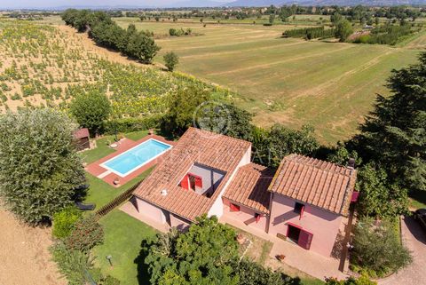 Delightful 140 sqm villa for sale, near the famous medieval town of Cortona, for a total of 2 bedrooms, 2 bathrooms, 1000 sqm garden and private 4X8 swimming pool. This lovely villa enjoys great privacy as it is located in the heart of the Tuscan cou...