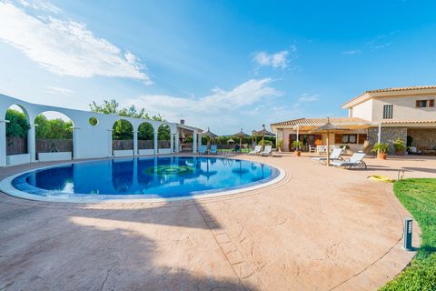Discover the beauty and comfort of this fabulous rural villa located on the outskirts between Sa Pobla and Muro, which will allow you to relax and to leave the daily routine. It sleeps 8 people. The exterior areas of the house are fabulous. There is ...