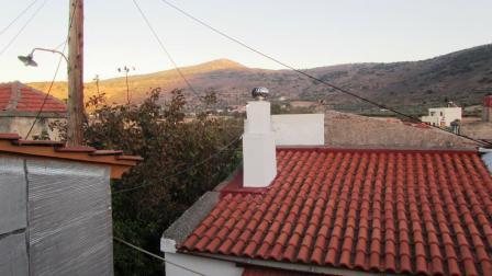 Fourni- Agios Nikolaos Gerenoveerde residentie van 100 m². in het traditionele dorp Fourni, dat bestaat uit 2 aparte huizen die tegenover elkaar staan. Het eerste huis is 70 m². en bestaat uit een grote ruimte van keuken en woonkamer, 2 slaapkamers, ...