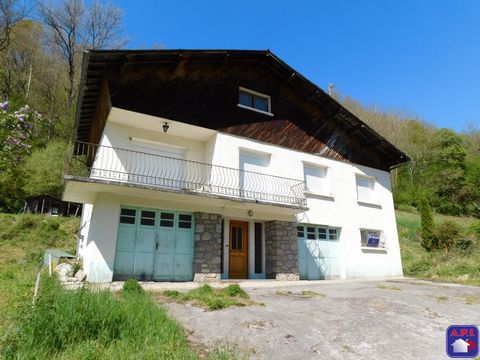 DOMINANT VIEW Ideally exposed, overlooking the village, traditional construction type 4/5 to refresh. Possibility of converting the attic. Two garages. An addiction. All on adjoining land of approximately 2000 m². Fees charged to the seller. ARIEGE P...