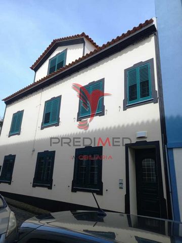 Detached house in two apartments located in Vitoria Beach. The ground floor with two bedrooms, two bathrooms, kitchen and living room. The first floor with a bedroom (suite), a bathroom, kitchen and living room. The second floor with two bedrooms, a ...