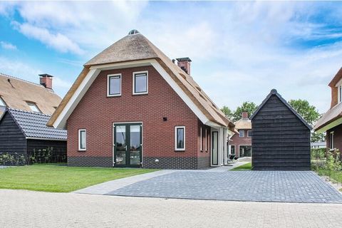 De prachtige, rietgedekte villa's op Recreatiepark Idskenhuizen in Friesland zijn alle comfortabel en modern ingericht. Deze accommodatie beschikt over een zeer riante leefruimte op de begane grond. De open keuken met mooi kookeiland is voorzien van ...