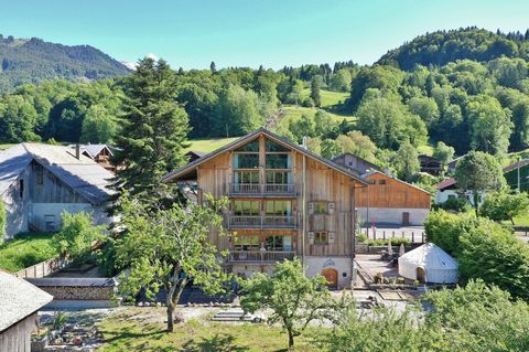 Magnificent 1881 chalet completely renovated ideally located in the heart of Morillon at the foot of the gondola. It benefits from large volumes and a very beautiful light thanks to south-facing bay windows giving a breathtaking view of the surroundi...